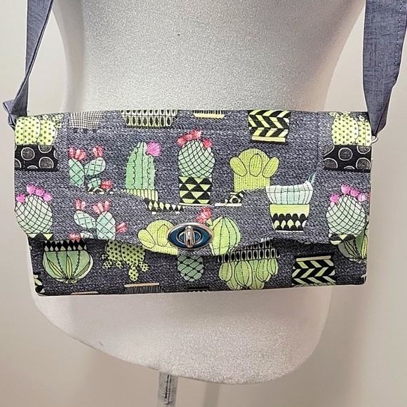 KJM Designs Crossbody Purse With Cactus Print One Outside Pocket w/Zipper - Picture 2 of 13